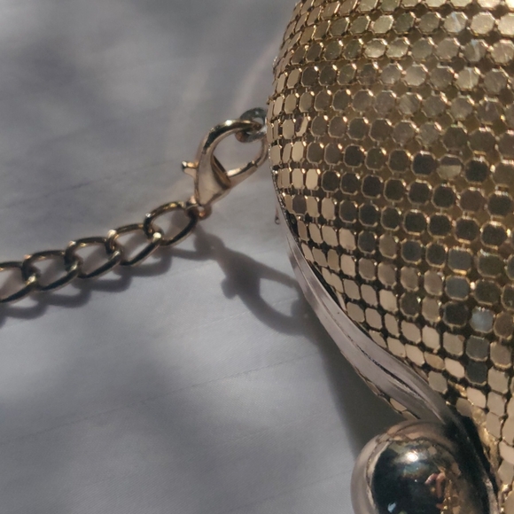 Gold, heart-shaped purse - Picture 7 of 11